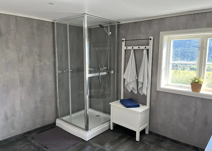 Grey Daire Isfjorden